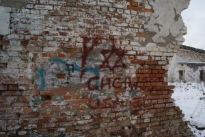 Anti-semitic graffiti in Birkenau's Kartoffelbarakken